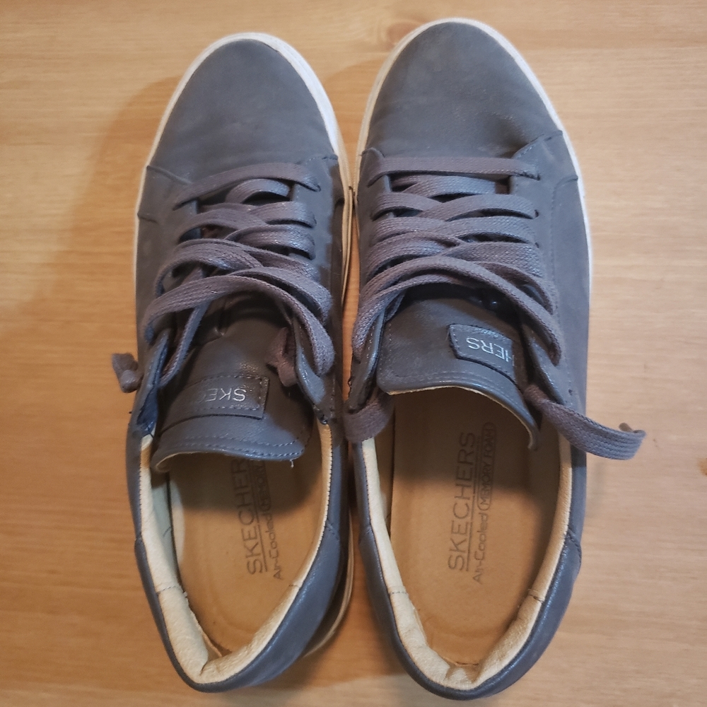 Sketchers tennis shoes